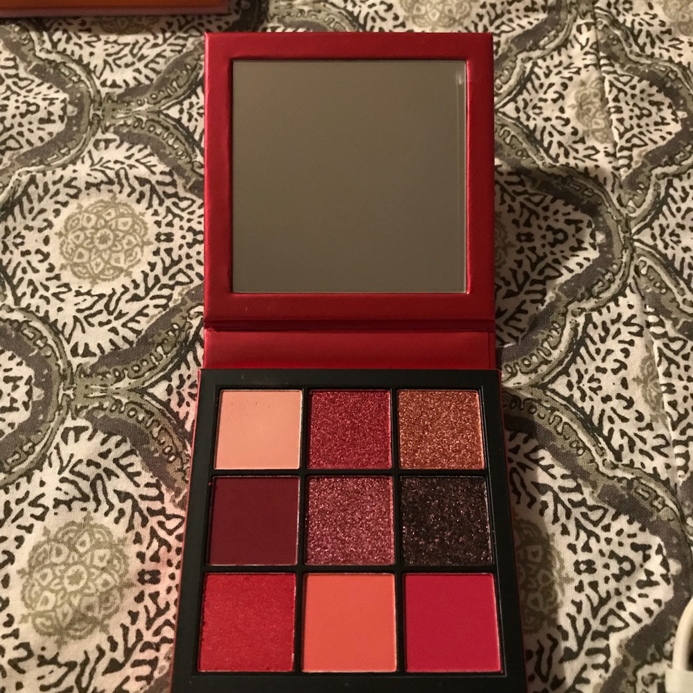 Fun never used eye shadow palette